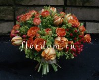 Е-1586 Букет с оранжевыми кустовыми розами и тюльпанами