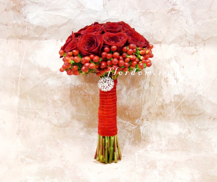 1196 Букет невесты с красными розами и ягдами